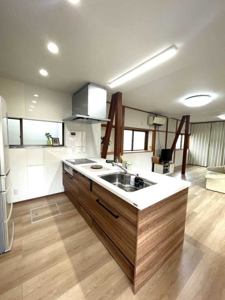 レモンリフォームが提案するキッチンの劇的ビフォーアフター。壁付キッチンから、家族との会話がはずむ対面キッチンへリフォーム。アドバイザーと営業担当のペアできめ細かい提案がレモンリフォームのポイントです。リフォーム後。