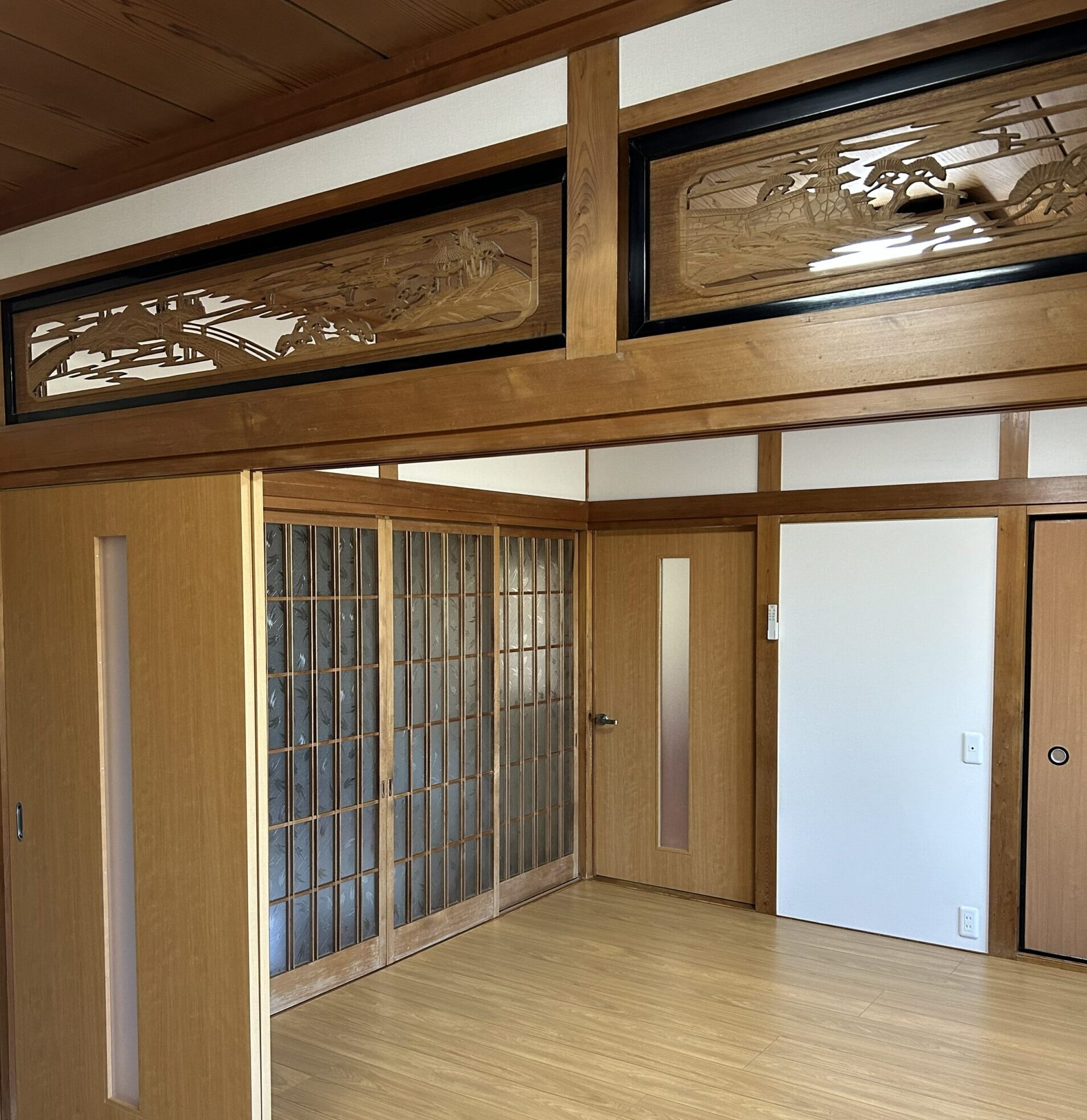 和室の天井と欄間のイメージ